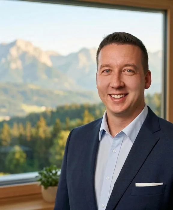 Florian Hackl, staatlich geprüfter Finanzberater und Gründer von purlaris.capital